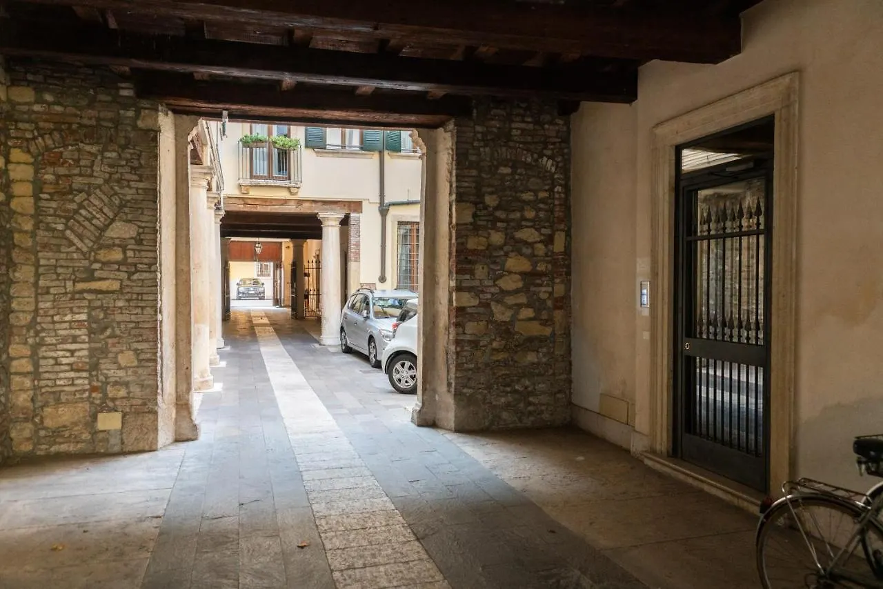Domus Verona - Magnifiche Residenze San Fermo 0*,  Italy